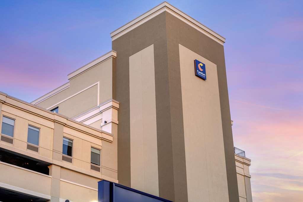 Comfort Inn & Suites Newark Liberty International Airport Esterno foto